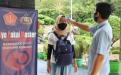 Pegawai Samsat Bangka melakukan pengecekan suhu tubuh kepada WP yang akan membayar pajak di loket utama Samsat Bangka, Selasa, 29 Desember 2020