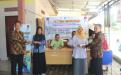 Kepala UPT.Bakuda Wil.Kab.Bangka, Yeri,S,Sos & Kepala Desa BalunIjuk Kec.Merawang Bangka, Supandi Menyerahkan STNK WPL Yang Membayar Pajak 1 Tahun di Samsat Setempoh Kantor Desa BalunIjuk Kec.Merawang Kab.Bangka, Kamis, 26 September 2019