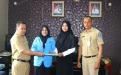 Kepala UPT.Bakuda Wilayah Kab.Bangka, Yeri,S,Sos Menyerahkan Dokumentasi Profil Samsat Sungailiat Kepada Mahasiswa UBB di Ruang Ka.UPT.Bakuda Wil.Kab.Bangka, Selasa, 01 Oktober 2019