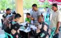 Pegawai Samsat Sungailiat Melayani Masyarakat Dalam Pendaftaran Kartu BBM Bersubsidi (Fuel Card) di UPT.Bakuda Wilayah Kabupaten Bangka, Sabtu, 30 November 2019
