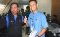 Pegawai Samsat Sungailiat Memberikan Pelayanan Kepada Masyarakat Yang Datang Ke Kantor Samsat Sungailiat, Jum'at, 03 Januari 2020