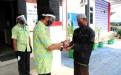Pegawai Samsat Sungailiat Menyemprotkan Hand Sanitizer Ke Telapak Tangan WPL Yang Akan Membayar Pajak Di Samsat Sungailiat, Kamis, 25 Juni 2020