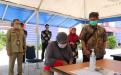 Asisten Deputi Kemenpan RB RI, Bpk. Jeffrey Erlan Muler, SH,M.AP di dampingi Kepala UPT.Bakuda Provinsi Kepulauan Bangka Belitung Wilayah Kabupaten Bangka, Bpk. Yeri, S,Sos meninjau kegiatan pelayanan publik dan sarana prasarana yang ada di Samsat Bangka dalam rangka inovasi pelayanan publik di Samsat Bangka, Selasa, 15 September 2020