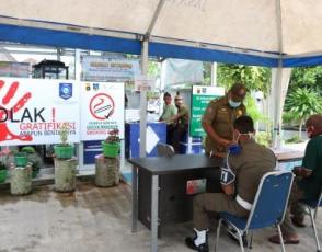 Petugas Samsat Setempoh Memberikan Pelayanan Pembayaran Pajak Kendaraan Bermotor Roda 2 Dan Roda 4 Di Loket Tambahan Samsat Bangka, Kamis, 01 Oktober 2020