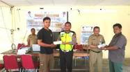 Kepala UPT. Bakuda Babel Wil.Kab.Bangka, Yeri,S.Sos & Brigadir Freddy Fermando,SH dari Polda Babel menyerahkan kepemilikan STNK kepada WPL di Kantor Desa Mapur Kec. Riau Silip Kab. Bangka, Selasa, 20 Agustus 2019