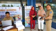 Kepala UPT.Bakuda Babel Wil.Kab.Bangka, Yeri,S.Sos, Menyerahkan STNK  kepada WPL Yang Membayar Pajak Motor Roda 2 di Samsat Setempoh, Bank SumselBabel Cabang Puding Besar, Senin, 09 September 2019