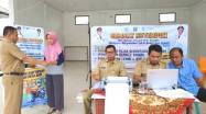 Kepala UPT.Bakuda Wil.Kab.Bangka, Yeri,S,Sos Menyerahkan STNK Pembayaran Pajak 1 Tahun Milik Warga Desa Bintet  Yang Membayar Pajak di Samsat Setempoh, Kantor Desa Bintet Belinyu Bangka, Selasa, 24 September 2019