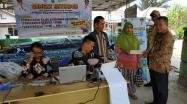 Kepala UPT.Bakuda Wilayah Kab.Bangka, Yeri,S,Sos Menyerahkan STNK WPL di Kantor Desa Dalil Kecamatan Bakam Kabupaten Bangka, Sabtu, 28 September 2019