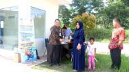 Ka.UPT. Samsat Sungailiat menyerahkan STNK 1 Tahun kepada WPL di Pasar Higinies Air Ruai  Pemali