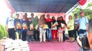 Bupati Kab.Bangka, Mulkan,SH,MH Menyerahkan Bantuan Beras Kepada Lansia, Anak Yatim Piatu di Acara Jalan Sehat, Lingk.Sripemandang & Srimenanti S.Liat, Minggu, 25 Agustus 2019