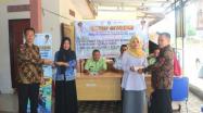 Kepala UPT.Bakuda Wil.Kab.Bangka, Yeri,S,Sos & Kepala Desa BalunIjuk Kec.Merawang Bangka, Supandi Menyerahkan STNK WPL Yang Membayar Pajak 1 Tahun di Samsat Setempoh Kantor Desa BalunIjuk Kec.Merawang Kab.Bangka, Kamis, 26 September 2019