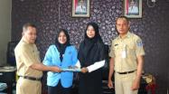 Kepala UPT.Bakuda Wilayah Kab.Bangka, Yeri,S,Sos Menyerahkan Dokumentasi Profil Samsat Sungailiat Kepada Mahasiswa UBB di Ruang Ka.UPT.Bakuda Wil.Kab.Bangka, Selasa, 01 Oktober 2019
