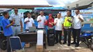 Kepala UPT. Bakuda Babel Wilayah Kabupaten Bangka Melayani Masyarakat Yang Membayar Pajak 1 Tahun di Samsat Setempoh Samsat Sungailiat, Rabu, 04 Desember 2019
