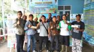 Kepala UPT,Bakuda Babel Wilayah Kabupaten Bangka, Yeri,S,Sos Beserta Staf Bagian Penagihan Berfoto Bersama Masyarakat Di Samsat Setempoh Desa Kota Kapur Kecamatan Mendo Barat Kabupaten Bangka, Kamis, 26 Desember 2019