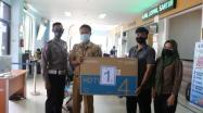 Kasi Penetapan, Pembukuan Dan Pelaporan Menyerahkan Hadiah Bagi Pemenang Kupon Undian Berhadiah Dalam Rangka HUT Provinsi Kepulauan Bangka Belitung Di Samsat Bangka, Selasa, 24 November 2020