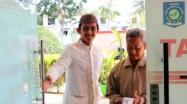 Pelayanan PASTI Pegawai Samsat Sungailiat Kepada Masyarakat Yang Akan Membayar Pajak Kendaraan Bermotor Di Samsat Sungailiat, Kamis, 21 November 2019