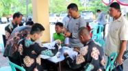 Pegawai Samsat Sungailiat Melayani Masyarakat Dalam Pendaftaran Kartu BBM Bersubsidi (Fuel Card) di UPT.Bakuda Wilayah Kabupaten Bangka, Sabtu, 30 November 2019