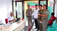 Petugas Dari Samsat Sungailiat Di Bagian Verifikasi  Melayani Masyarakat Yang Akan Menbuat Kartu Bahan Bakar Minyak Bersubsidi (Fuel Card) di Kantor UPTB. ESDM Babel Wilayah Kabupaten Bangka, Rabu, 04 Desember 2019