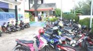 Suasana Parkir Kendaraan Roda 2 Di Samsat Sungailiat, Senin, 06 Januari 2020